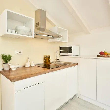 Old Town Splendid By Irundo 罗维尼